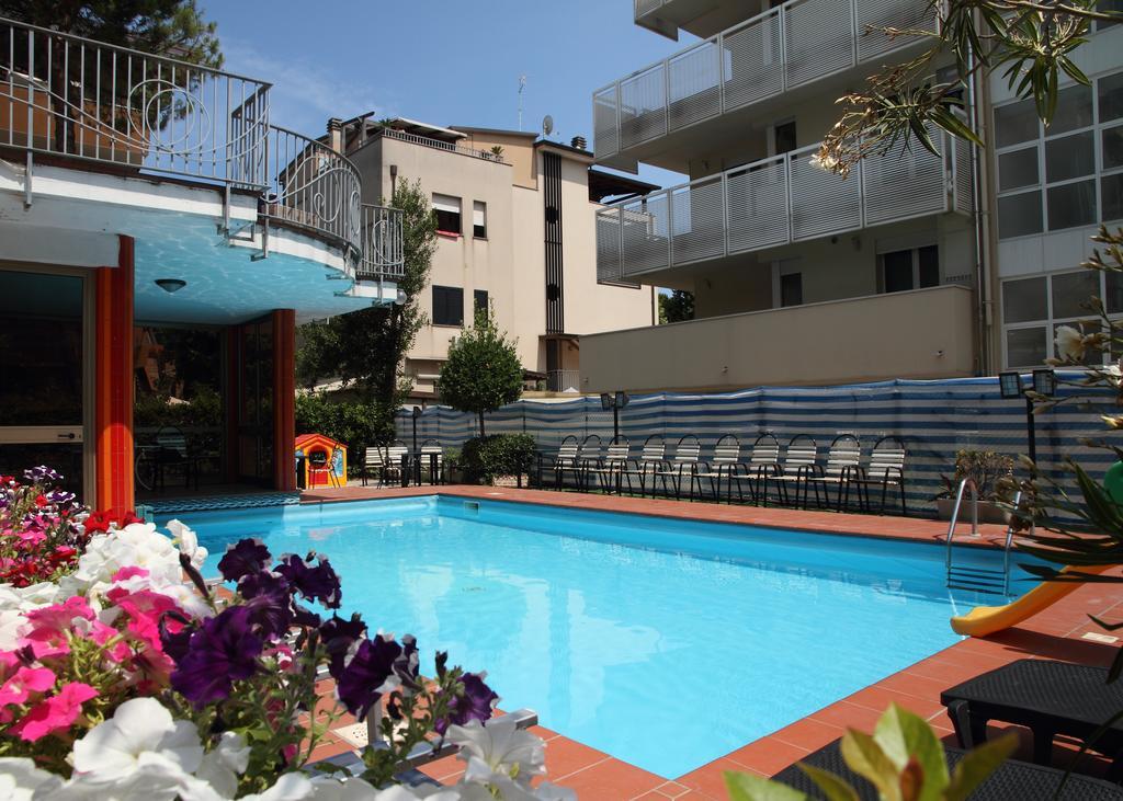Hotel Universo Римини Екстериор снимка