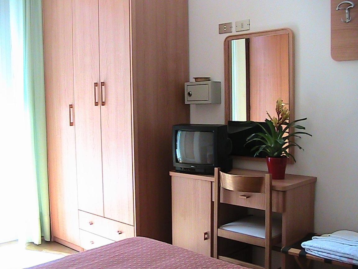 Hotel Universo Римини Екстериор снимка