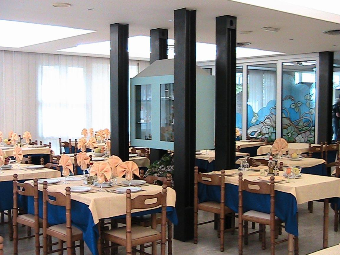 Hotel Universo Римини Екстериор снимка
