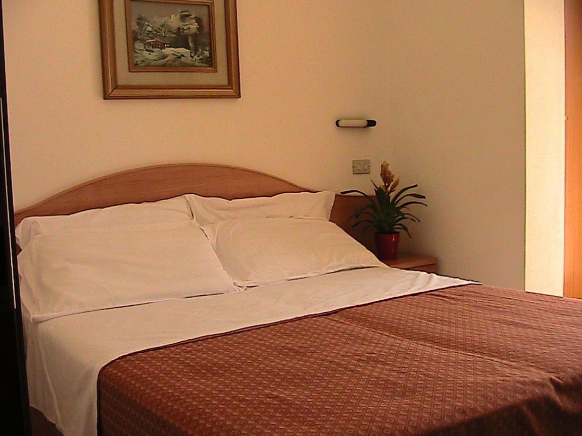 Hotel Universo Римини Екстериор снимка